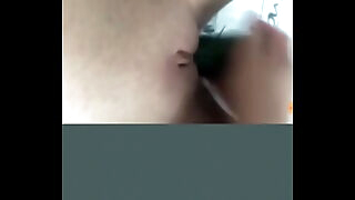 Chica se masturba con el peine mientras grita de placer. ¡Más vídeos gratis y similares aquí! --> http://zipansion.com/2whL3